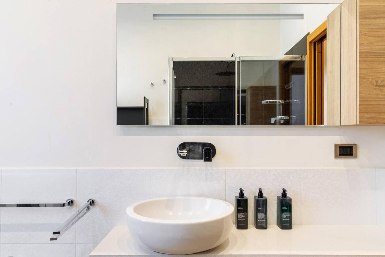 Colored And Spacious Flat Close To Navigli By Easylife ミラノ エクステリア 写真